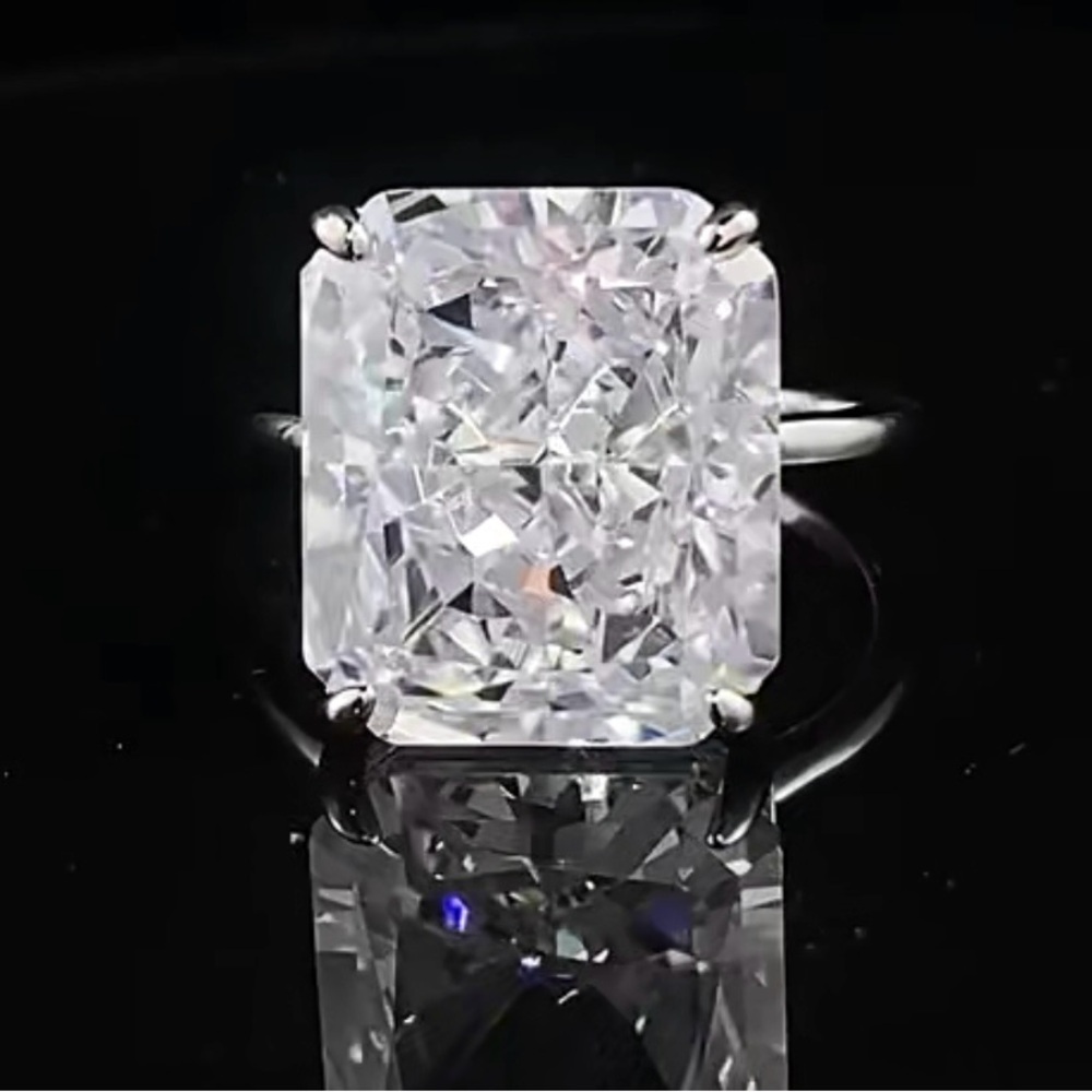 18k 7ct Radiant Cut Ring - Picture 4 of 16